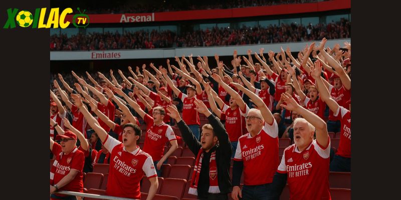 CĐV Arsenal tạo sóng cổ vũ, tiếp lửa cho Arsenal vs West Ham United tại Emirates.